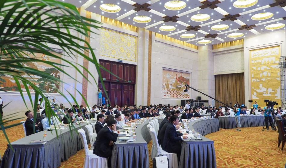 与会人员认真倾听咨委会成员建议