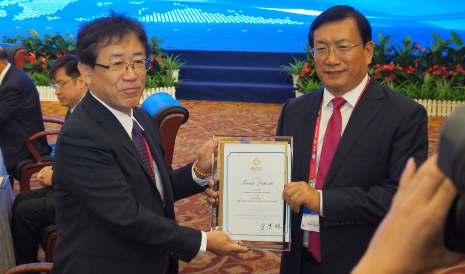 首届年会现场 时任济南市长王忠林为咨委会成员颁发聘书